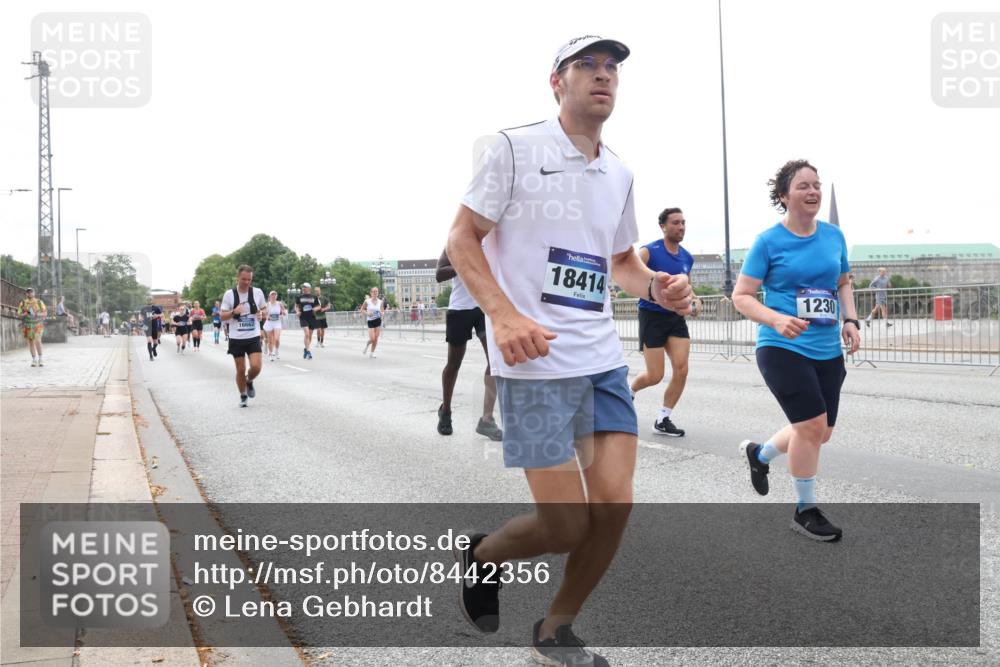 29.06.2025 - hella hamburg halbmarathon Lena Gebhardt http://msf.ph/oto/8442356 29.06.2025 10:29:34 Lombardsbrücke 16662, 18414, 1230, 1063, 1230, 1661, 2302, 2688, 2699, 3179, 3311, 3524, 4349, 4373, 4395, 5350, 6285, 6345, 6725, 7449, 7517, 7832, 8048, 8388, 8812, 9095, 9714, 9937, 10198, 10322, 10641, 10808, 10996, 11249, 11269, 11376, 11444, 11634, 11792, 11803, 11989, 12086, 12216, 12227, 12404, 12958, 13090, 13382, 13810, 14644, 15266, 15952, 15955, 16306, 16659, 16662, 16673, 16676, 17496, 17945, 18298, 18299, 18385, 18414 meine-sportfotos.de