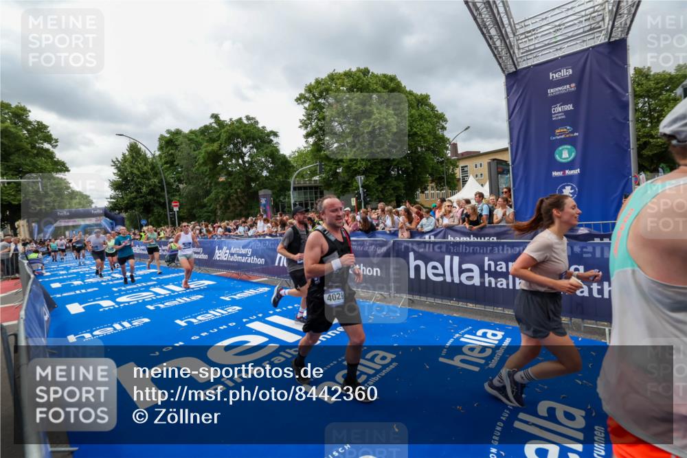 29.06.2025 - hella hamburg halbmarathon Zöllner http://msf.ph/oto/8442360 29.06.2025 10:56:29 Ziel 3048, 4029, 5672, 6399, 7742, 8863, 9622, 10665, 11231, 11309, 15300, 15407, 15818, 16257, 16261, 17268, 17734 meine-sportfotos.de