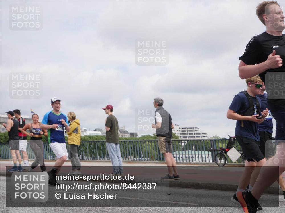 29.06.2025 - hella hamburg halbmarathon Luisa Fischer http://msf.ph/oto/8442387 29.06.2025 10:23:54 Kennedybrücke 1663, 9011, 18, 1011, 2101, 4154, 4166, 4288, 4754, 4869, 5181, 5811, 5812, 6608, 6844, 6951, 8113, 8146, 8940, 9005, 9011, 9236, 9981, 10585 meine-sportfotos.de