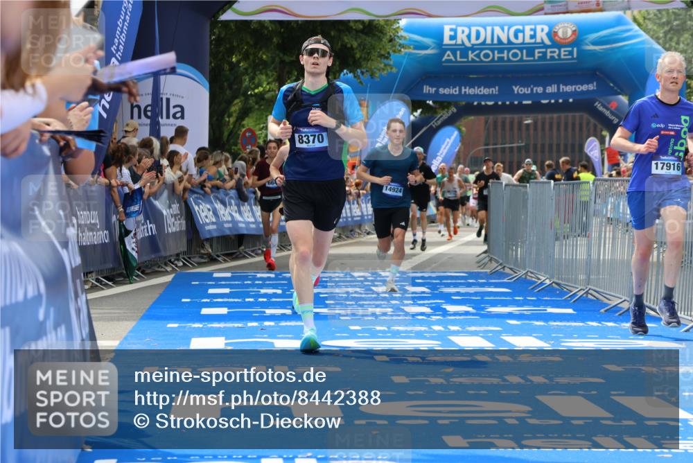 29.06.2025 - hella hamburg halbmarathon Strokosch-Dieckow http://msf.ph/oto/8442388 29.06.2025 10:40:19 Ziel 3547, 5410, 5803, 6649, 8370, 8465, 10968, 11731, 12704, 14699, 14924, 15247, 17245, 17916, 18614 meine-sportfotos.de