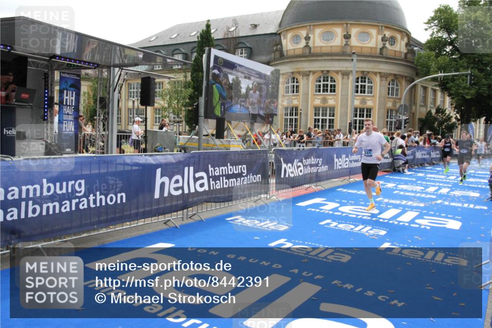 29.06.2025 - hella hamburg halbmarathon Michael Strokosch http://msf.ph/oto/8442391 29.06.2025 10:24:52 Ziel 1241, 1271, 7142, 11678, 13872, 14836, 16361, 18740 meine-sportfotos.de