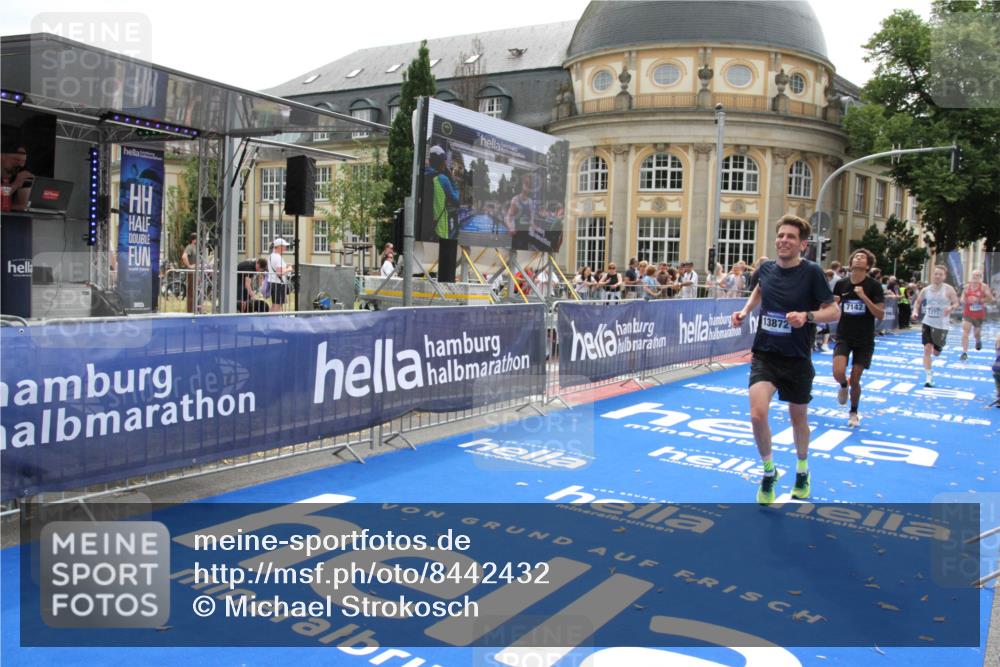 29.06.2025 - hella hamburg halbmarathon Michael Strokosch http://msf.ph/oto/8442432 29.06.2025 10:24:55 Ziel 1241, 1271, 7142, 11678, 13872, 14836, 16361, 17752 meine-sportfotos.de