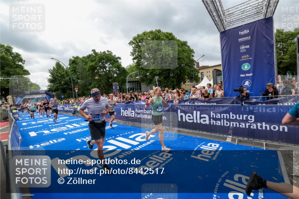 29.06.2025 - hella hamburg halbmarathon Zöllner http://msf.ph/oto/8442517 29.06.2025 10:56:32 Ziel 1583, 3048, 3413, 5744, 6399, 7742, 8542, 8652, 8863, 9622, 10093, 10665, 15407, 15818, 16257, 16261, 17268, 17734, 18746, 18835 meine-sportfotos.de