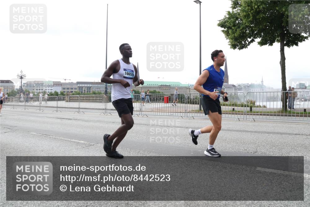 29.06.2025 - hella hamburg halbmarathon Lena Gebhardt http://msf.ph/oto/8442523 29.06.2025 10:29:35 Lombardsbrücke 16659, 123, 1063, 1230, 1661, 1694, 2302, 2688, 2699, 3179, 3311, 3524, 4349, 4373, 4395, 4580, 5350, 6285, 6345, 6725, 7449, 7517, 7832, 8048, 8388, 8812, 9095, 9714, 9937, 10198, 10322, 10641, 10808, 10996, 11249, 11269, 11376, 11444, 11634, 11792, 11803, 11989, 12086, 12216, 12227, 12404, 12958, 13090, 13382, 13810, 14644, 15266, 15952, 15955, 16306, 16659, 16662, 16673, 16676, 17496, 17945, 18298, 18299, 18385, 18414 meine-sportfotos.de