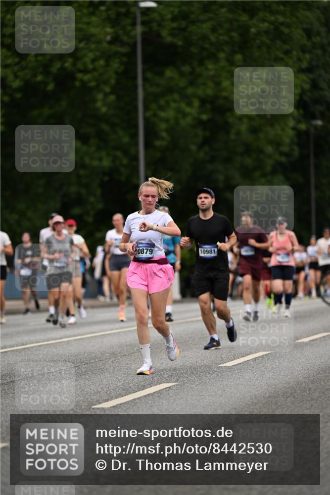 29.06.2025 - hella hamburg halbmarathon Dr. Thomas Lammeyer http://msf.ph/oto/8442530 29.06.2025 10:57:23 Kennedybrücke 2420, 2983, 2988, 3227, 4595, 6135, 6604, 7032, 7039, 7511, 7690, 7735, 7871, 9340, 9368, 10080, 10417, 10490, 10568, 10879, 10981 meine-sportfotos.de