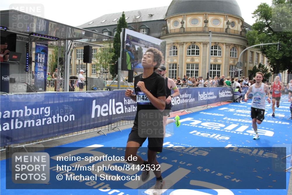 29.06.2025 - hella hamburg halbmarathon Michael Strokosch http://msf.ph/oto/8442532 29.06.2025 10:24:56 Ziel 1271, 7142, 10867, 11678, 13872, 14836, 16361, 17752 meine-sportfotos.de