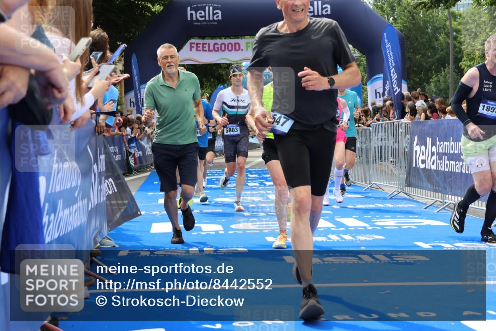 29.06.2025 - hella hamburg halbmarathon Strokosch-Dieckow http://msf.ph/oto/8442552 29.06.2025 10:40:12 Ziel 3547, 4381, 5007, 5409, 5410, 5508, 5803, 5916, 7495, 8465, 8933, 10968, 11731, 12704, 13667, 14699, 15424, 18614, 18979 meine-sportfotos.de