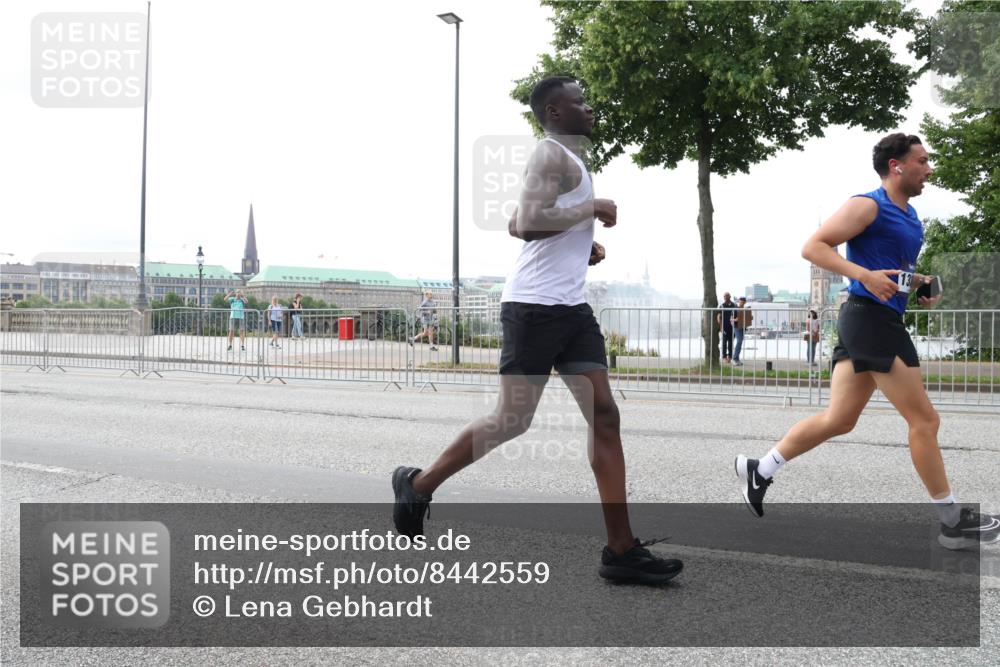 29.06.2025 - hella hamburg halbmarathon Lena Gebhardt http://msf.ph/oto/8442559 29.06.2025 10:29:35 Lombardsbrücke 1063, 1230, 1661, 1694, 2302, 2688, 2699, 3179, 3311, 3524, 4349, 4373, 4395, 4580, 5350, 6285, 6345, 6725, 7449, 7517, 7832, 8048, 8388, 8812, 9095, 9714, 9937, 10198, 10322, 10641, 10808, 10996, 11249, 11269, 11376, 11444, 11634, 11792, 11803, 11989, 12086, 12216, 12227, 12404, 12958, 13090, 13382, 13810, 14644, 15266, 15952, 15955, 16306, 16659, 16662, 16673, 16676, 17496, 17945, 18298, 18299, 18385, 18414 meine-sportfotos.de