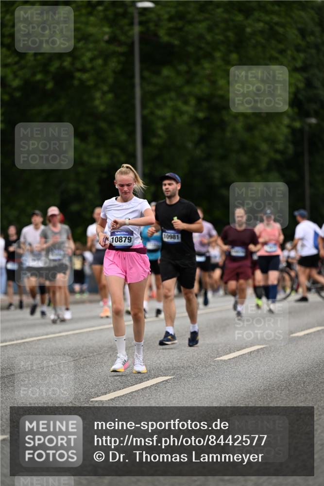 29.06.2025 - hella hamburg halbmarathon Dr. Thomas Lammeyer http://msf.ph/oto/8442577 29.06.2025 10:57:24 Kennedybrücke 2420, 2983, 2988, 4595, 6135, 6604, 7032, 7039, 7511, 7690, 7871, 9340, 9368, 10080, 10417, 10490, 10568, 10879, 10981 meine-sportfotos.de