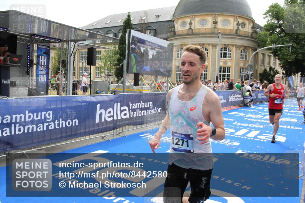 29.06.2025 - hella hamburg halbmarathon Michael Strokosch http://msf.ph/oto/8442580 29.06.2025 10:24:57 Ziel 1271, 7142, 10867, 11678, 13872, 14836, 16361, 17752 meine-sportfotos.de