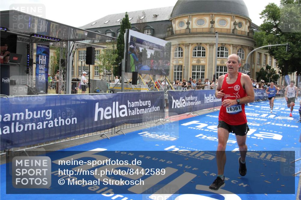 29.06.2025 - hella hamburg halbmarathon Michael Strokosch http://msf.ph/oto/8442589 29.06.2025 10:24:58 Ziel 1271, 7142, 10867, 11678, 14836, 16361, 17752 meine-sportfotos.de