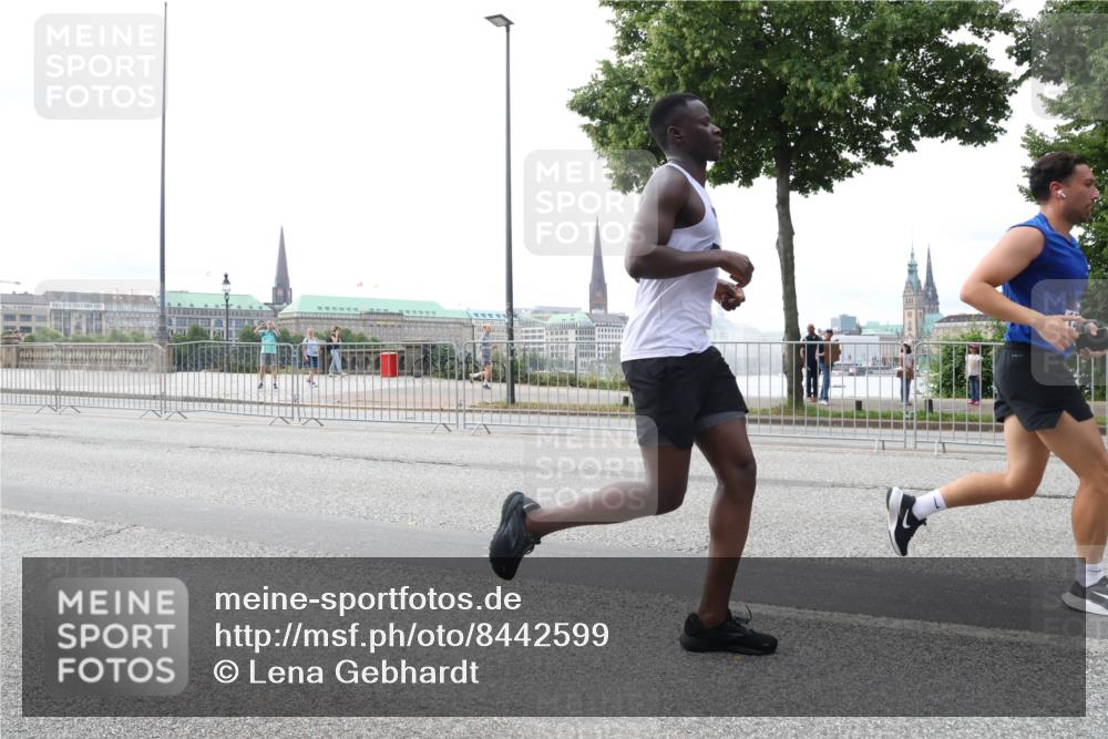 29.06.2025 - hella hamburg halbmarathon Lena Gebhardt http://msf.ph/oto/8442599 29.06.2025 10:29:36 Lombardsbrücke 1063, 1230, 1661, 1694, 2302, 2688, 2699, 3179, 3311, 3524, 4349, 4373, 4395, 4580, 5350, 6285, 6345, 6725, 7449, 7517, 7832, 8048, 8388, 8812, 9095, 9714, 9937, 10198, 10322, 10641, 10808, 10996, 11249, 11269, 11376, 11444, 11634, 11792, 11803, 11989, 12086, 12216, 12227, 12305, 12404, 12958, 13031, 13090, 13382, 13810, 14644, 15266, 15952, 15955, 16306, 16659, 16662, 16673, 16676, 17496, 17945, 18298, 18299, 18385, 18414 meine-sportfotos.de