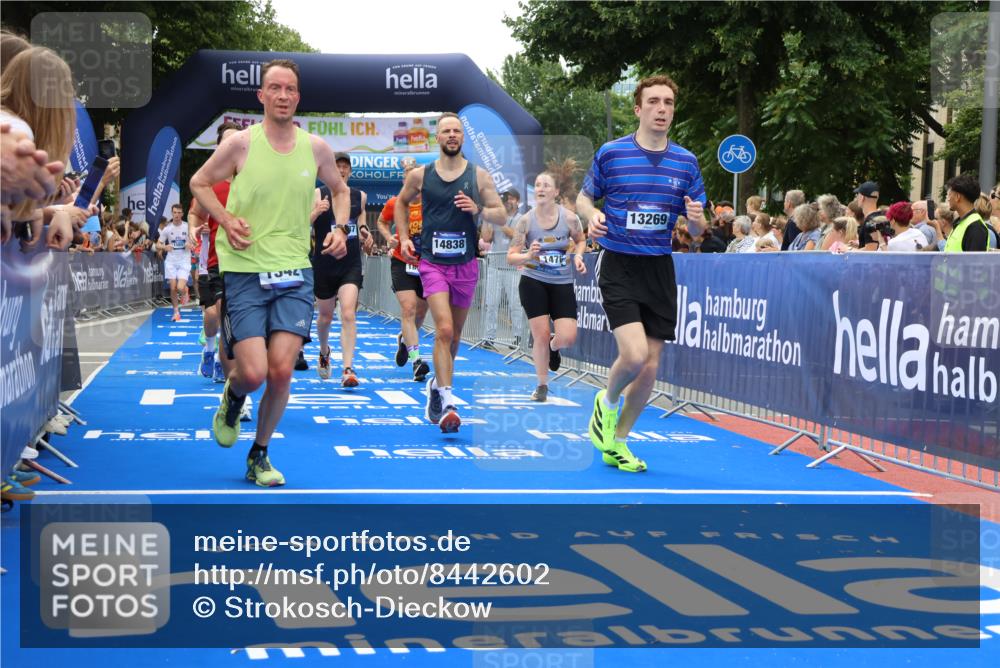 29.06.2025 - hella hamburg halbmarathon Strokosch-Dieckow http://msf.ph/oto/8442602 29.06.2025 10:49:25 Ziel 1342, 1476, 2592, 2596, 2878, 4183, 4185, 8437, 8689, 8813, 10189, 11339, 11340, 11779, 11819, 12094, 12670, 13233, 13269, 14526, 14838, 15422, 15784, 15857, 15894, 15966, 16114, 16592, 16891, 18476, 18887, 18960 meine-sportfotos.de