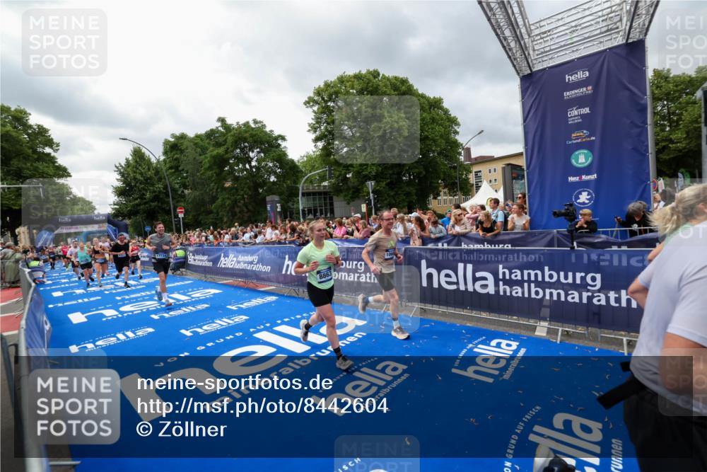 29.06.2025 - hella hamburg halbmarathon Zöllner http://msf.ph/oto/8442604 29.06.2025 10:56:33 Ziel 1583, 3413, 5744, 6399, 7742, 8542, 8652, 8863, 9562, 10093, 10665, 15407, 15818, 16257, 16261, 17268, 17734, 18746, 18835 meine-sportfotos.de