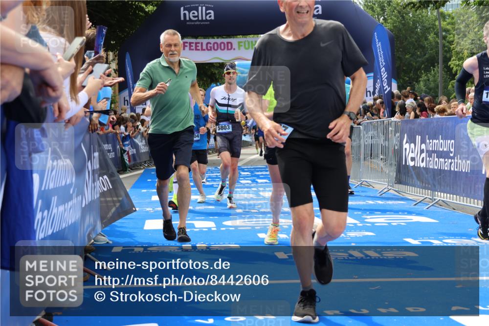 29.06.2025 - hella hamburg halbmarathon Strokosch-Dieckow http://msf.ph/oto/8442606 29.06.2025 10:40:12 Ziel 3547, 4381, 5007, 5409, 5410, 5508, 5803, 5916, 7495, 8465, 8933, 10968, 11731, 12704, 13667, 14699, 15424, 18614, 18979 meine-sportfotos.de