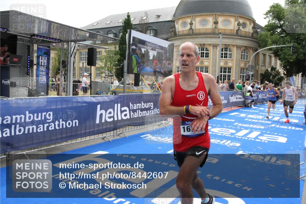 29.06.2025 - hella hamburg halbmarathon Michael Strokosch http://msf.ph/oto/8442607 29.06.2025 10:24:58 Ziel 1271, 7142, 10867, 11678, 14836, 16361, 17752 meine-sportfotos.de
