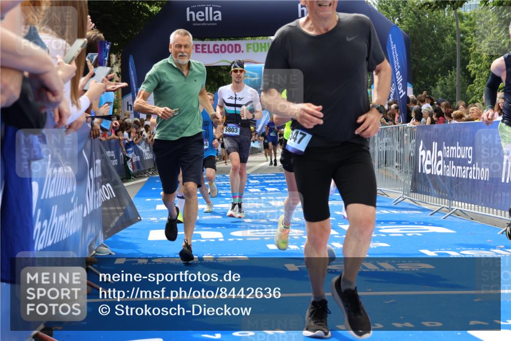 29.06.2025 - hella hamburg halbmarathon Strokosch-Dieckow http://msf.ph/oto/8442636 29.06.2025 10:40:13 Ziel 3547, 4381, 5007, 5409, 5410, 5508, 5803, 5916, 7495, 8465, 8933, 10968, 11731, 12704, 13667, 14699, 18614, 18979 meine-sportfotos.de