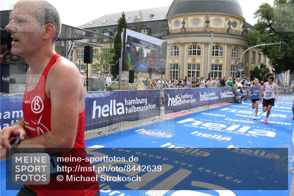 29.06.2025 - hella hamburg halbmarathon Michael Strokosch http://msf.ph/oto/8442639 29.06.2025 10:24:58 Ziel 1271, 7142, 10867, 11678, 14836, 16361, 17752 meine-sportfotos.de