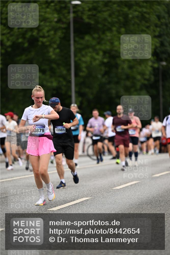 29.06.2025 - hella hamburg halbmarathon Dr. Thomas Lammeyer http://msf.ph/oto/8442654 29.06.2025 10:57:25 Kennedybrücke 2420, 2983, 2988, 4595, 6135, 6604, 7032, 7039, 7511, 7690, 7871, 9340, 9368, 10080, 10417, 10490, 10568, 10879, 10981, 11268 meine-sportfotos.de