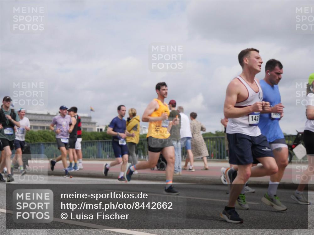 29.06.2025 - hella hamburg halbmarathon Luisa Fischer http://msf.ph/oto/8442662 29.06.2025 10:24:11 Kennedybrücke 1736, 2386, 142, 7405, 1266, 2325, 2383, 2986, 3161, 3247, 3434, 3813, 4082, 4350, 5041, 5625, 6275, 6308, 7608, 9501, 10602 meine-sportfotos.de