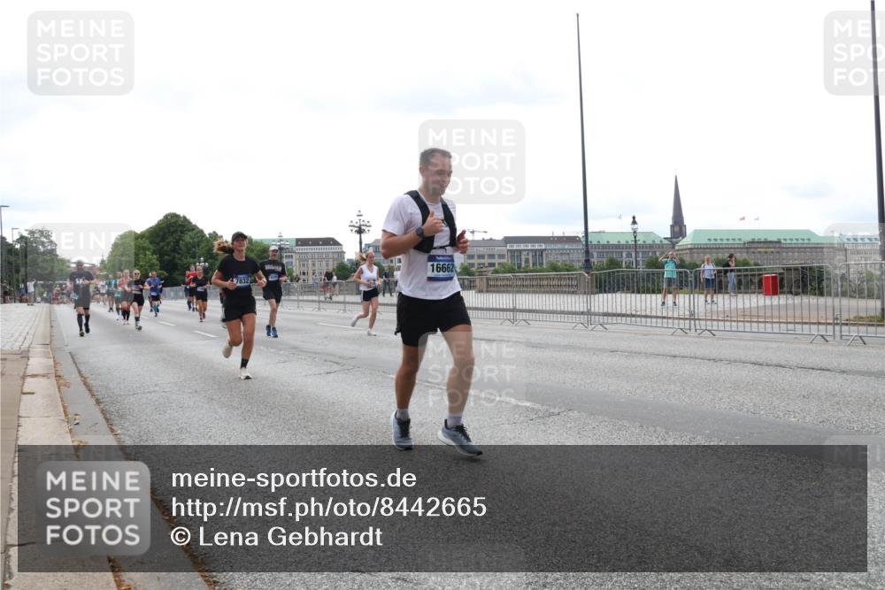 29.06.2025 - hella hamburg halbmarathon Lena Gebhardt http://msf.ph/oto/8442665 29.06.2025 10:29:36 Lombardsbrücke 16662, 1063, 1230, 1661, 1694, 2302, 2688, 2699, 3179, 3311, 3524, 4349, 4373, 4395, 4580, 5350, 6285, 6345, 6725, 7449, 7517, 7832, 8048, 8388, 8812, 9095, 9714, 9937, 10198, 10322, 10641, 10808, 10996, 11249, 11269, 11376, 11444, 11634, 11792, 11803, 11989, 12086, 12216, 12227, 12305, 12404, 12958, 13031, 13090, 13382, 13810, 14644, 15266, 15952, 15955, 16306, 16659, 16662, 16673, 16676, 17496, 17945, 18298, 18299, 18385, 18414 meine-sportfotos.de