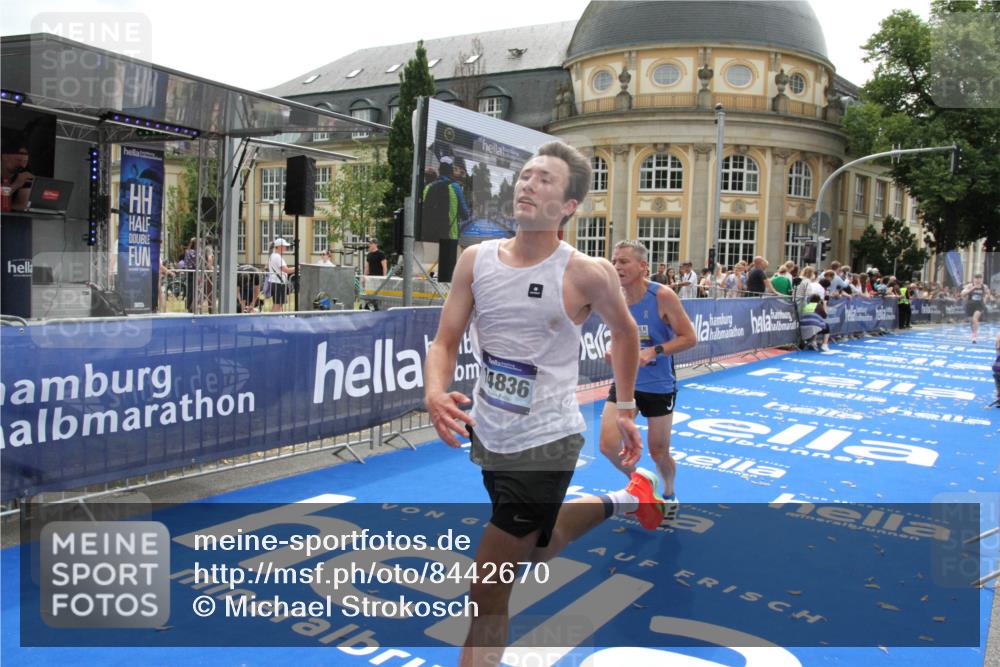 29.06.2025 - hella hamburg halbmarathon Michael Strokosch http://msf.ph/oto/8442670 29.06.2025 10:25:00 Ziel 2483, 10867, 14836, 16361, 17752 meine-sportfotos.de