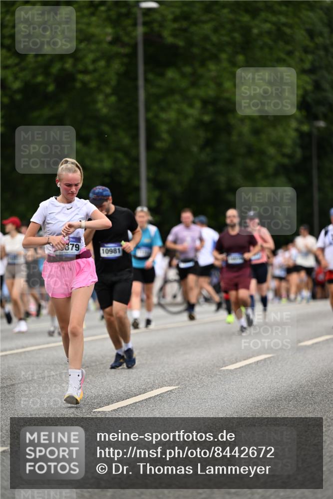 29.06.2025 - hella hamburg halbmarathon Dr. Thomas Lammeyer http://msf.ph/oto/8442672 29.06.2025 10:57:25 Kennedybrücke 2420, 2983, 2988, 4595, 6135, 6604, 7032, 7039, 7511, 7690, 7871, 9340, 9368, 10080, 10417, 10490, 10568, 10879, 10981, 11268 meine-sportfotos.de