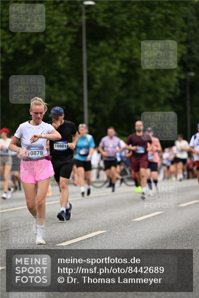 29.06.2025 - hella hamburg halbmarathon Dr. Thomas Lammeyer http://msf.ph/oto/8442689 29.06.2025 10:57:25 Kennedybrücke 2420, 2983, 2988, 4595, 6135, 6604, 7032, 7039, 7511, 7690, 7871, 9340, 9368, 10080, 10417, 10490, 10568, 10879, 10981, 11268 meine-sportfotos.de