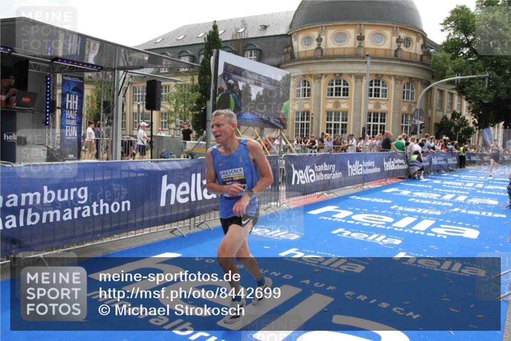 29.06.2025 - hella hamburg halbmarathon Michael Strokosch http://msf.ph/oto/8442699 29.06.2025 10:25:00 Ziel 2483, 10867, 14836, 16361, 17752 meine-sportfotos.de