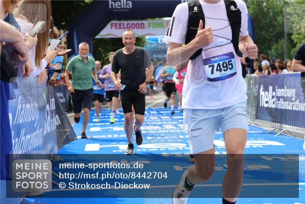 29.06.2025 - hella hamburg halbmarathon Strokosch-Dieckow http://msf.ph/oto/8442704 29.06.2025 10:40:11 Ziel 3547, 4381, 5007, 5409, 5410, 5508, 5803, 5916, 7495, 8465, 8933, 10968, 11731, 12704, 13667, 14699, 15424, 18614, 18979 meine-sportfotos.de