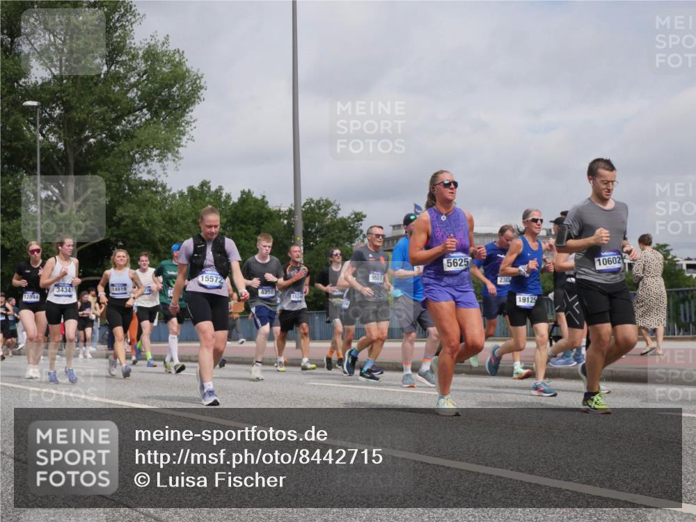 29.06.2025 - hella hamburg halbmarathon Luisa Fischer http://msf.ph/oto/8442715 29.06.2025 10:24:14 Kennedybrücke 15572, 3434, 14819, 4350, 15244, 12844, 9501, 5625, 2383, 19125, 10602, 1266, 1658, 2325, 2383, 2986, 3247, 3434, 3813, 4082, 4350, 5041, 5625, 5767, 6275, 6308, 7018, 7608, 8726, 8844, 9100, 9501, 10602 meine-sportfotos.de