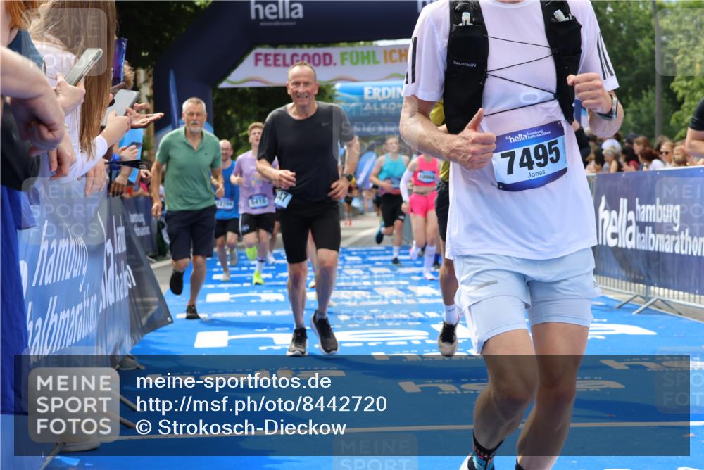 29.06.2025 - hella hamburg halbmarathon Strokosch-Dieckow http://msf.ph/oto/8442720 29.06.2025 10:40:11 Ziel 3547, 4381, 5007, 5409, 5410, 5508, 5803, 5916, 7495, 8465, 8933, 10968, 11731, 12704, 13667, 14699, 15424, 18614, 18979 meine-sportfotos.de