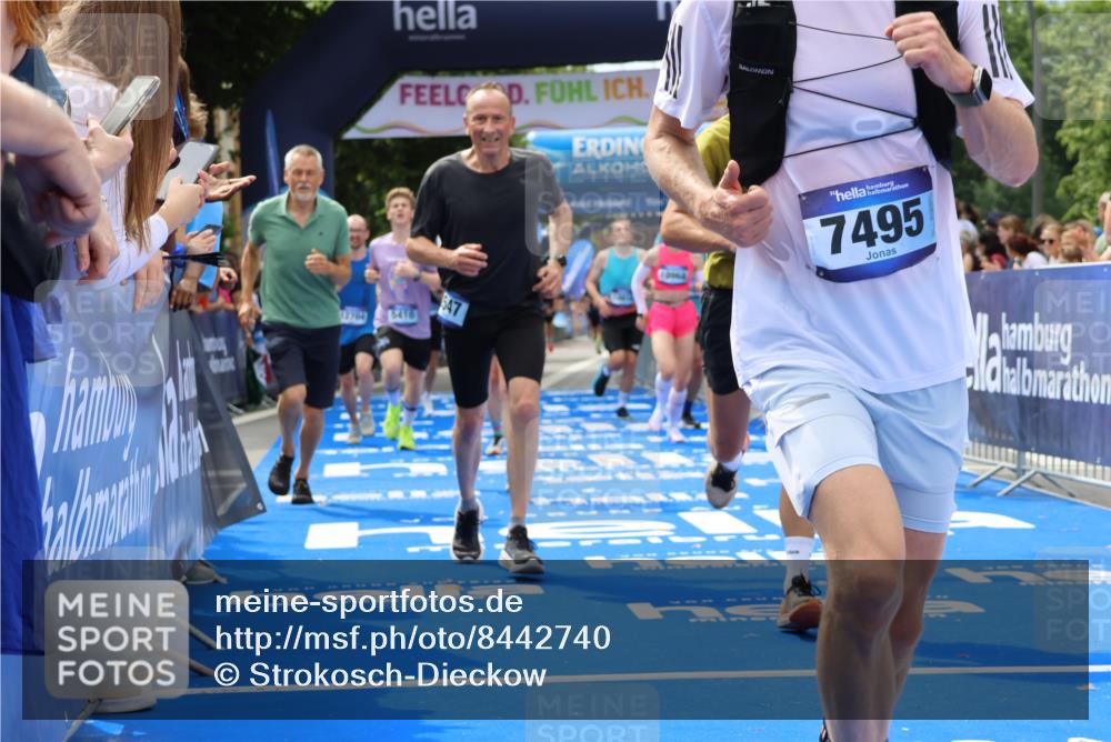 29.06.2025 - hella hamburg halbmarathon Strokosch-Dieckow http://msf.ph/oto/8442740 29.06.2025 10:40:11 Ziel 3547, 4381, 5007, 5409, 5410, 5508, 5803, 5916, 7495, 8465, 8933, 10968, 11731, 12704, 13667, 14699, 15424, 18614, 18979 meine-sportfotos.de