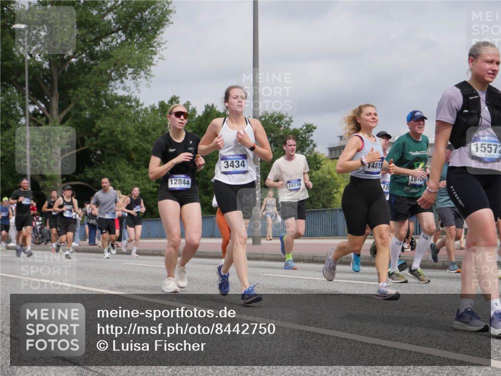 29.06.2025 - hella hamburg halbmarathon Luisa Fischer http://msf.ph/oto/8442750 29.06.2025 10:24:17 Kennedybrücke 17341, 12844, 3434, 14819, 15736, 1878, 126, 15572, 1028, 1266, 1658, 2383, 3247, 3434, 3813, 4350, 5041, 5625, 5767, 7018, 7608, 8726, 8844, 9100, 9501, 10050, 10602 meine-sportfotos.de
