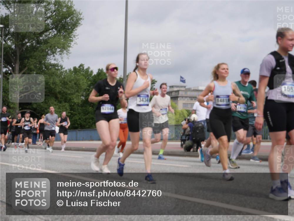 29.06.2025 - hella hamburg halbmarathon Luisa Fischer http://msf.ph/oto/8442760 29.06.2025 10:24:17 Kennedybrücke 12844, 3434, 155, 1028, 1266, 1658, 2383, 3247, 3434, 3813, 4350, 5041, 5625, 5767, 7018, 7608, 8726, 8844, 9100, 9501, 10050, 10602 meine-sportfotos.de