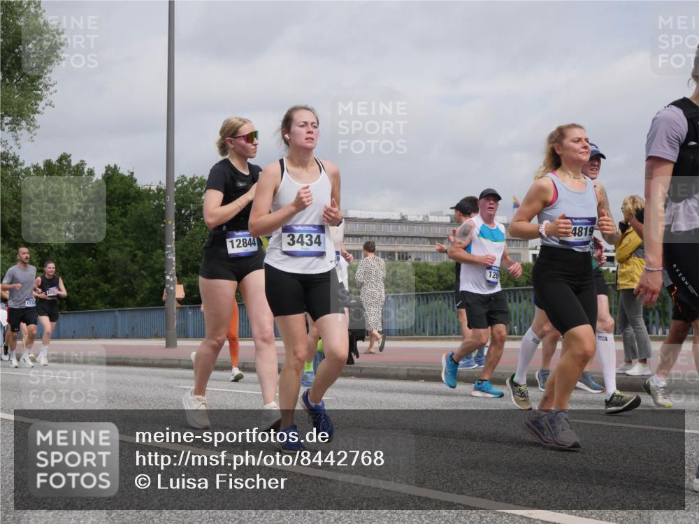 29.06.2025 - hella hamburg halbmarathon Luisa Fischer http://msf.ph/oto/8442768 29.06.2025 10:24:18 Kennedybrücke 1734, 12844, 3434, 126, 4819, 1028, 1266, 1658, 2383, 2956, 3247, 3434, 4350, 5041, 5625, 5767, 7018, 7608, 8726, 8844, 9100, 9108, 9501, 10050 meine-sportfotos.de