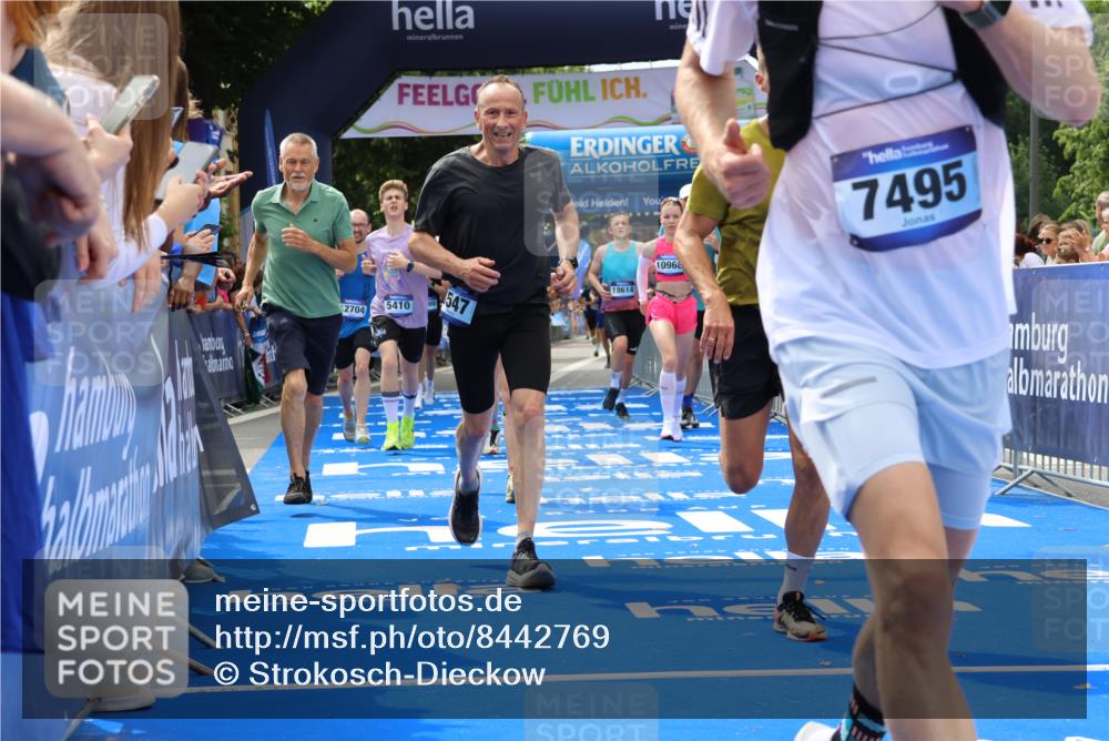 29.06.2025 - hella hamburg halbmarathon Strokosch-Dieckow http://msf.ph/oto/8442769 29.06.2025 10:40:11 Ziel 3547, 4381, 5007, 5409, 5410, 5508, 5803, 5916, 7495, 8465, 8933, 10968, 11731, 12704, 13667, 14699, 15424, 18614, 18979 meine-sportfotos.de