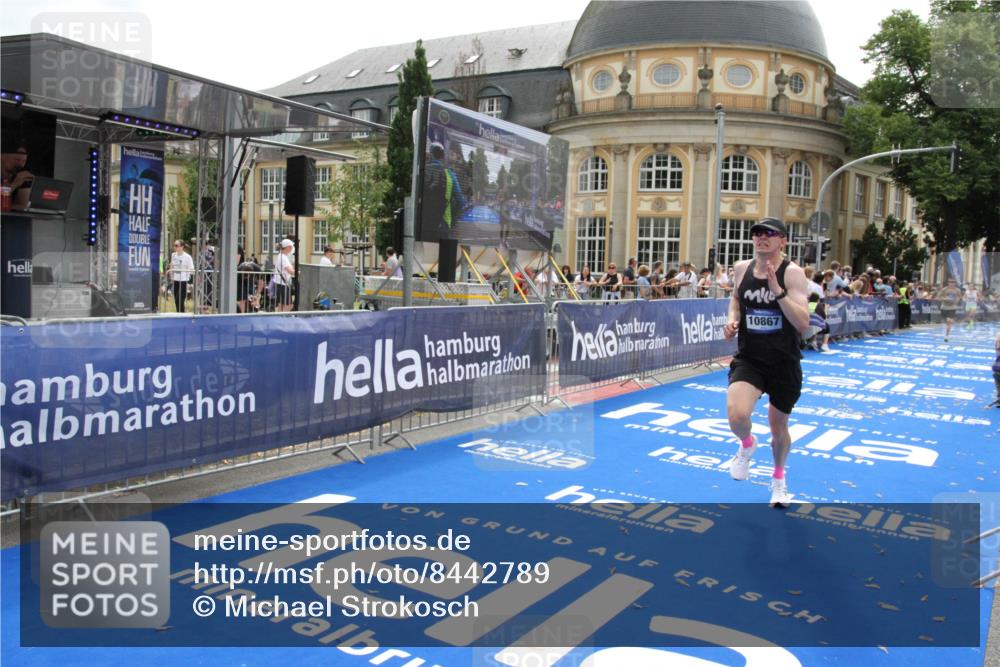 29.06.2025 - hella hamburg halbmarathon Michael Strokosch http://msf.ph/oto/8442789 29.06.2025 10:25:03 Ziel 2483, 10867, 11078, 15483 meine-sportfotos.de