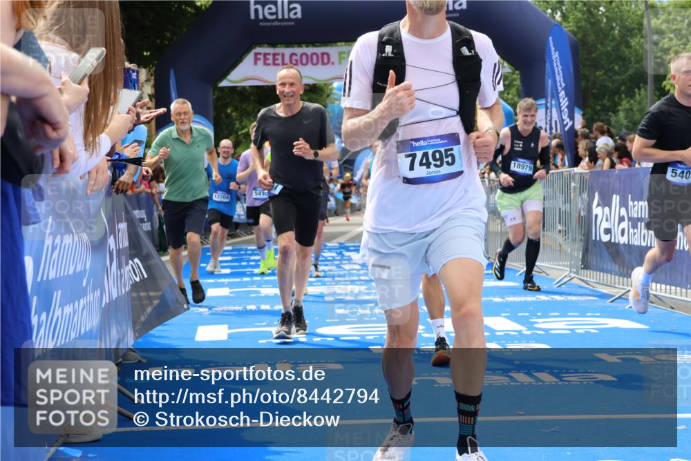 29.06.2025 - hella hamburg halbmarathon Strokosch-Dieckow http://msf.ph/oto/8442794 29.06.2025 10:40:11 Ziel 3547, 4381, 5007, 5409, 5410, 5508, 5803, 5916, 7495, 8465, 8933, 10968, 11731, 12704, 13667, 14699, 15424, 18614, 18979 meine-sportfotos.de