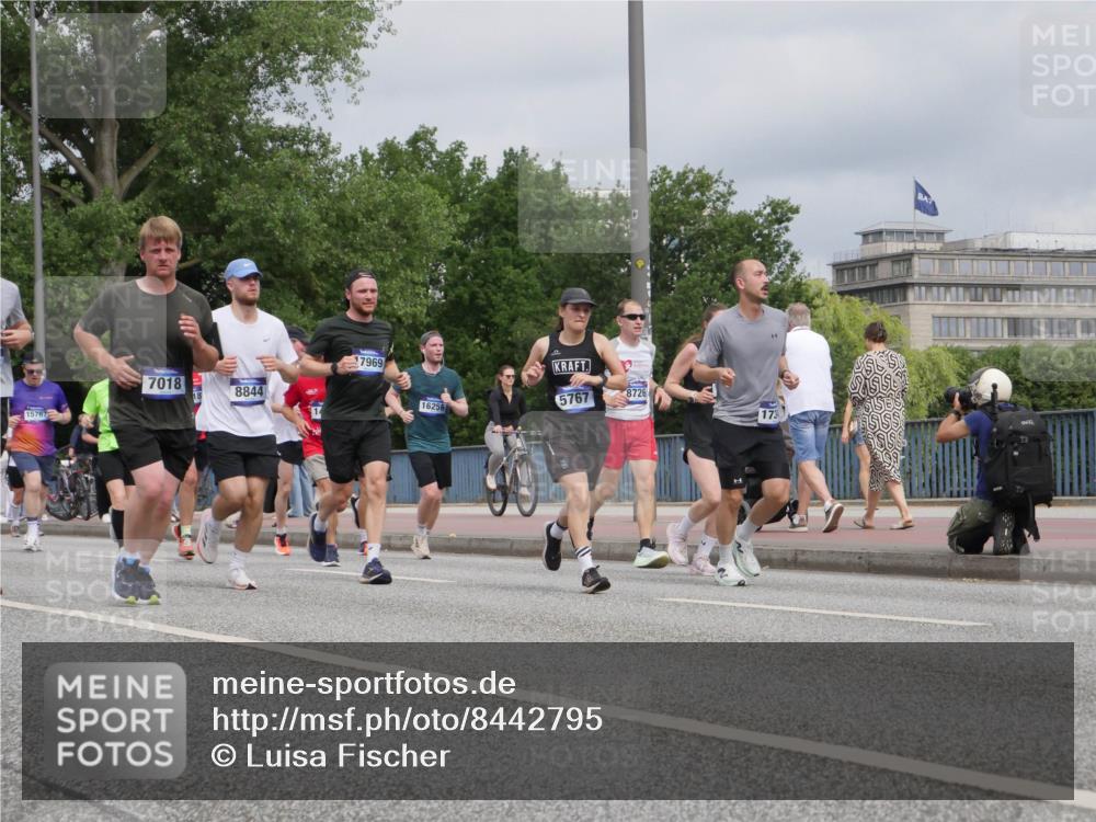 29.06.2025 - hella hamburg halbmarathon Luisa Fischer http://msf.ph/oto/8442795 29.06.2025 10:24:20 Kennedybrücke 7018, 8844, 15767, 7969, 16256, 5767, 8726, 173, 1028, 1266, 1658, 2383, 2956, 3434, 4350, 5041, 5767, 7018, 7553, 8726, 8844, 9100, 9108, 10050 meine-sportfotos.de