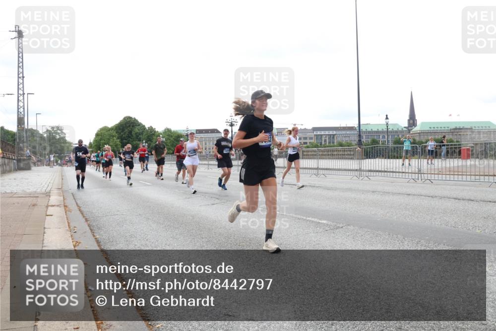 29.06.2025 - hella hamburg halbmarathon Lena Gebhardt http://msf.ph/oto/8442797 29.06.2025 10:29:37 Lombardsbrücke 1063, 1230, 1661, 1694, 2302, 2688, 2699, 3179, 3311, 3524, 4349, 4373, 4395, 4580, 5350, 6285, 6345, 6725, 7449, 7517, 7832, 8048, 8388, 8812, 9095, 9714, 9937, 10198, 10322, 10641, 10808, 10996, 11249, 11269, 11376, 11444, 11634, 11792, 11803, 11989, 12086, 12216, 12227, 12305, 12404, 12958, 13031, 13090, 13382, 13810, 14644, 15266, 15952, 15955, 16306, 16659, 16662, 16673, 16676, 17496, 17945, 18298, 18299, 18385, 18414 meine-sportfotos.de
