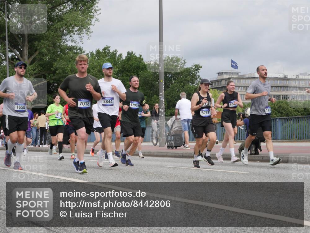 29.06.2025 - hella hamburg halbmarathon Luisa Fischer http://msf.ph/oto/8442806 29.06.2025 10:24:21 Kennedybrücke 1658, 910, 8844, 7018, 17969, 5767, 62, 10, 173, 1028, 1266, 1658, 2956, 3434, 4350, 5041, 5373, 5767, 7018, 7553, 8726, 8844, 9100, 9108, 10050 meine-sportfotos.de