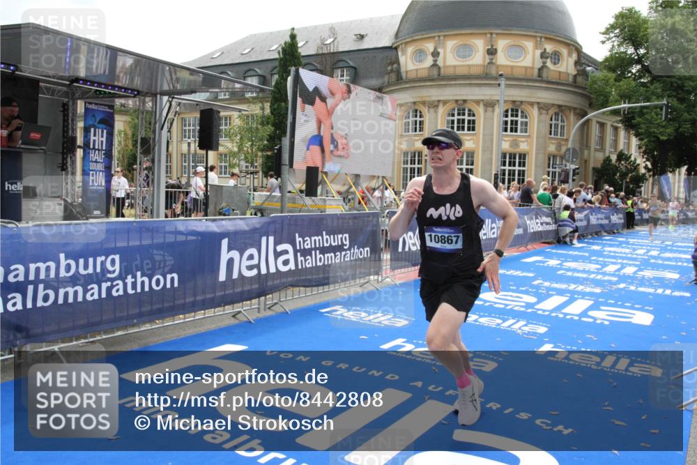 29.06.2025 - hella hamburg halbmarathon Michael Strokosch http://msf.ph/oto/8442808 29.06.2025 10:25:04 Ziel 2483, 10867, 11078, 15483 meine-sportfotos.de