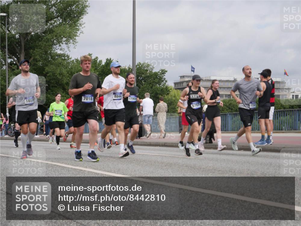 29.06.2025 - hella hamburg halbmarathon Luisa Fischer http://msf.ph/oto/8442810 29.06.2025 10:24:21 Kennedybrücke 1658, 9100, 7018, 8844, 17969, 5767, 17341, 1028, 1266, 1658, 2956, 3434, 4350, 5041, 5373, 5767, 7018, 7553, 8726, 8844, 9100, 9108, 10050 meine-sportfotos.de