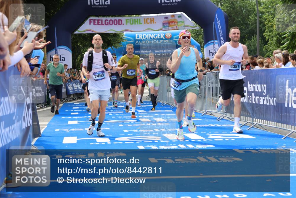 29.06.2025 - hella hamburg halbmarathon Strokosch-Dieckow http://msf.ph/oto/8442811 29.06.2025 10:40:09 Ziel 2826, 3547, 4381, 5007, 5409, 5410, 5508, 5803, 5916, 7495, 8465, 8933, 10968, 11731, 12091, 12704, 13514, 13667, 14699, 15424, 17973, 18614, 18979 meine-sportfotos.de