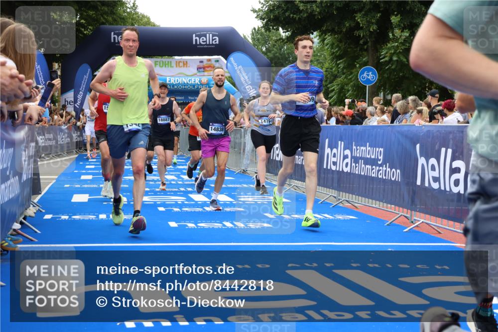 29.06.2025 - hella hamburg halbmarathon Strokosch-Dieckow http://msf.ph/oto/8442818 29.06.2025 10:49:25 Ziel 1342, 1476, 2592, 2596, 2878, 4183, 4185, 8437, 8689, 8813, 10189, 11339, 11340, 11779, 11819, 12094, 12670, 13233, 13269, 14526, 14838, 15422, 15784, 15857, 15894, 15966, 16114, 16592, 16891, 18476, 18887, 18960 meine-sportfotos.de