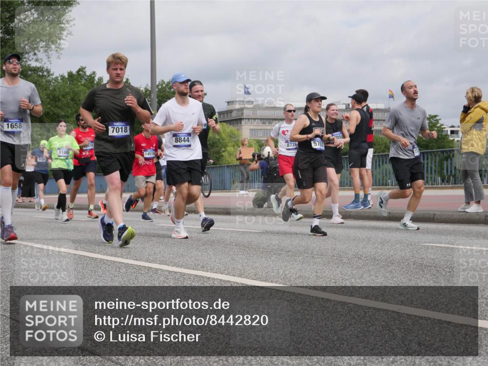 29.06.2025 - hella hamburg halbmarathon Luisa Fischer http://msf.ph/oto/8442820 29.06.2025 10:24:22 Kennedybrücke 1658, 9100, 2018, 7018, 14519, 8844, 8726, 05, 5767, 1028, 1658, 2956, 3434, 5041, 5373, 5767, 7018, 7553, 8726, 8844, 9100, 9108, 10050 meine-sportfotos.de