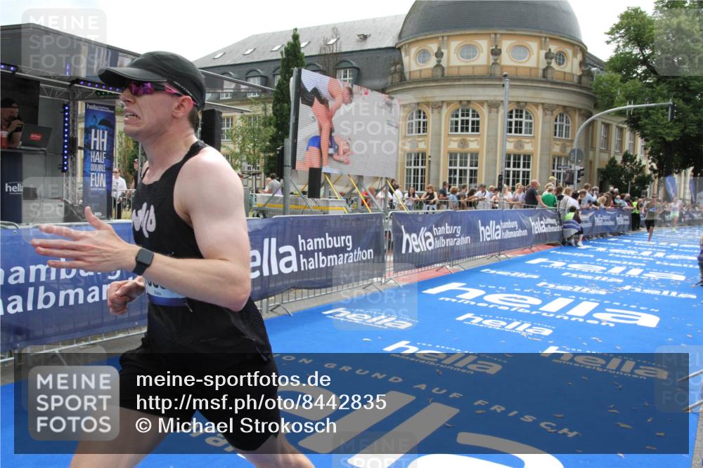 29.06.2025 - hella hamburg halbmarathon Michael Strokosch http://msf.ph/oto/8442835 29.06.2025 10:25:04 Ziel 2483, 10867, 11078, 15483 meine-sportfotos.de