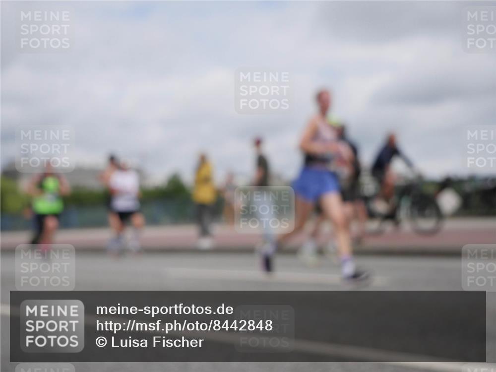 29.06.2025 - hella hamburg halbmarathon Luisa Fischer http://msf.ph/oto/8442848 29.06.2025 10:24:28 Kennedybrücke 1028, 2635, 2956, 5373, 7553, 7781, 9108, 9624, 10050 meine-sportfotos.de