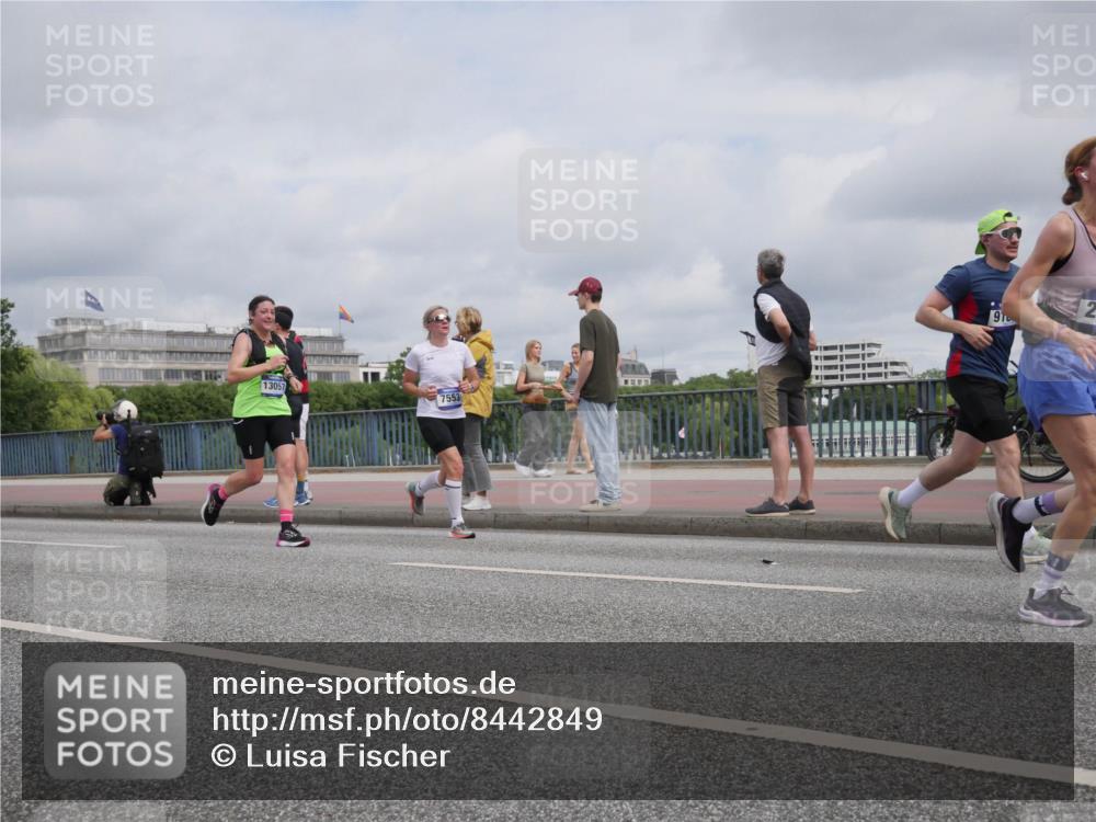 29.06.2025 - hella hamburg halbmarathon Luisa Fischer http://msf.ph/oto/8442849 29.06.2025 10:24:29 Kennedybrücke 13057, 7553, 910, 2, 1028, 2635, 2956, 4786, 5373, 5395, 7553, 7781, 8095, 9108, 9624 meine-sportfotos.de